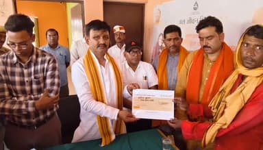 बेल्थरा रोड: 30 अग्निपीड़ितों को हल्दीरामपुर पंचायत भवन पर मिला ₹3.98 लाख का चेक, एडीएम के साथ भाजपा जिलाध्यक्ष भी रहे मौजूद