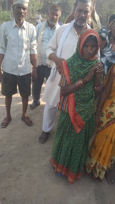 बलरामपुर इटैहिया गांव के ग्रामीणो ने सुरेश चंद्र गौतम के अगुवाई में हेगहा पहाड़ी नाले के सिल्ट सफाई को लेकर विरोध प्रदर्