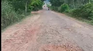 అరకులోయ మండలంలోని గన్నెల జంక్షన్ నుంచి లోతేరు వరకు తార రోడ్డు నిర్మాణం చేపట్టాలని గిరిజనులు నిరసన