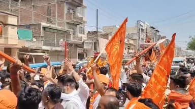 भगवान परशुराम की शोभायात्रा के दौरान झूमते पूर्व विधायक धीरज ओझा एवं भक्तगण