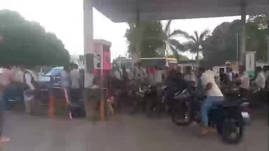 उतरौला: उतरौला तहसील अंतर्गत सभी पेट्रोल पंपों पर पेट्रोल-डीजल के लिए लगी लंबी कतारें, कई पेट्रोल पंप पर लगे ताले