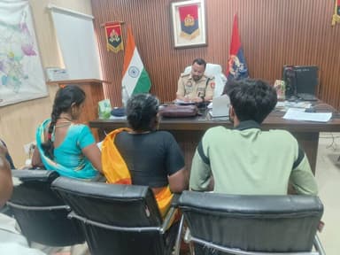 #Balrampurpolice
#AddlSP बलरामपुर @VishalPCop द्वारा जनसुनवाई में शिकायतें/समस्याएं लेकर आये हुए शिकायकर्ताओं की समस्या...