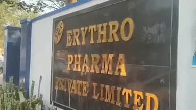 పటాన్చెరు: గడ్డి పోతారం హేరీత్రో పరిశ్రమలో అగ్నిప్రమాదం, మంటలను ఆర్పి వేస్తున్న అగ్నిమాపక సిబ్బంది