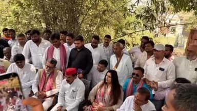 कैंपियरगंज: गोरखपुर में ऑपरेशन के बाद युवक की मौत पर सियासत तेज, सपा प्रतिनिधिमंडल पहुंचा भगवानपुर गांव