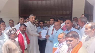 छाता: छाता क्षेत्र में ओलावृष्टि और बारिश से फसल बीमा में हो रही देरी पर किसानों ने किया प्रदर्शन, मानक तय करने की मांग