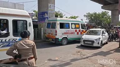 महाराजगंज: बछरावां बस स्टॉप के पास बस चालकों की मनमानी से लगा जाम, एम्बुलेंस 112 फंसी, पुलिस ने हटवाया जाम