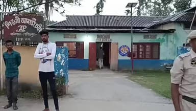 ঢেকিয়াজুলি ভাগ: মহিলাক অশালীন ইংগিত দিয়াৰ অভিযোগত শিঙৰী আৰক্ষীৰ হাতত আটক হ’ল টমটম চালক