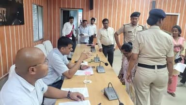 समाहरणालय सभागार में आयोजित जनता दरबार में जिला पदाधिकारी महोदय श्री आशुतोष द्विवेदी के द्वारा आमजनों से रूबरू होकर प्रा...