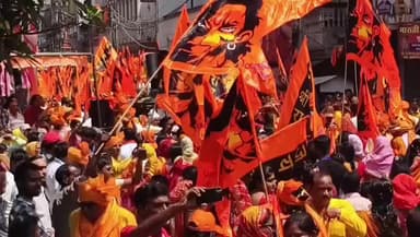 प्रयागराज में पंडित धीरेंद्र कृष्ण शास्त्री की राष्ट्र हनुमंत कथा के उपलक्ष में भव्य मंगल कलश यात्रा निकाली गई