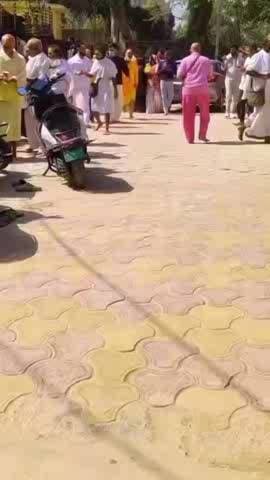 #Vrindavan #mein #Virat #Kohli #aur #Anushka #Sharma #Priyamani #Ji #Maharaj #ke #darshan #karne #ke #liye radhe #radhe