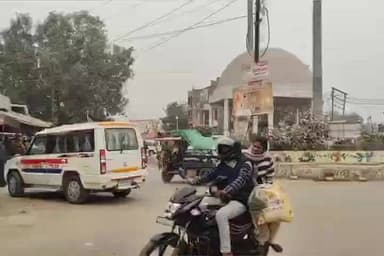 बदलापुर: सिंगरामऊ में फोरलेन के किनारे भीषण धूप के चलते अचेत होकर गिरा बाइक सवार, लोगों की जुटी भीड़