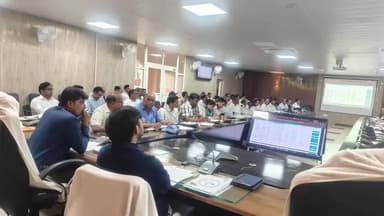 सकलडीहा: कलेक्ट्रेट सभागार में सीएम डैशबोर्ड की समीक्षा बैठक आयोजित की गई