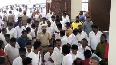 கோவை தெற்கு: ஆட்சியர் அலுவலகத்தில் அதிமுக வேட்பாளர் அம்மன் அர்ச்சுணன் புகார் மனு