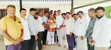 ಶಿಡ್ಲಘಟ್ಟ: ಮಾಜಿ ಶಾಸಕರು ಹಾಗೂ ಮಾಜಿ ಸಚಿವ ವಿ ಮುನಿಯಪ್ಪ ಅವರ ಹುಟ್ಟುಹಬ್ಬಕ್ಕೆ ಕಾಂಗ್ರೆಸ್ ಮುಖಂಡ ಪುಟ್ಟು ಆಂಜಿನಪ್ಪ ಶುಭ ಕೋರಿ ಆಶೀರ್ವಾದ ಪಡೆದರು