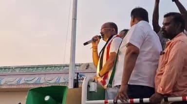 நாமக்கல்: பெரியபட்டியில் பிரச்சாரம் செய்த அதிமுக வேட்பாளர் ஸ்ரீதேவி மோகனுக்கு பெண்கள் ஆரத்தி எடுத்து உற்சாக வரவேற்பு அளித்தனர்