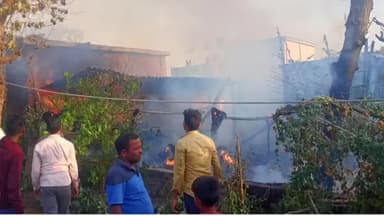 तुलसीपुर: अज्ञात कारणों से सोमवार को लगी आग में एक घर जल गया, सम्पूर्ण गृहस्ती राख में तब्दील
