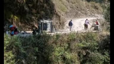 कपकोट: शामा क्षेत्र में बारात का वाहन खाई में गिरा, 11 लोग घायल, 2 गंभीर रूप से घायल, उन्हें हायर सेंटर रेफर किया गया