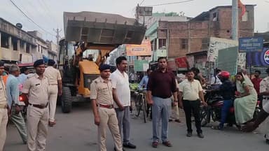 बिहारीगंज: बाजार में अतिक्रमण पर प्रशासन का बुलडोजर, अतिक्रमणकारियों को सात दिनों में हटाने का अल्टीमेटम
