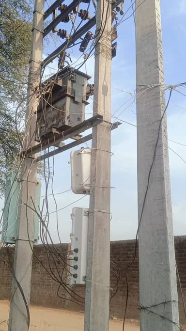 ग्राम धायपुरा में कुछ व्यक्तितो द्वारा सीधा ट्रासफार्मा से लाइट डालने से कनैक्शन बाले परेशान हो रहे है डीपी से केवल निका