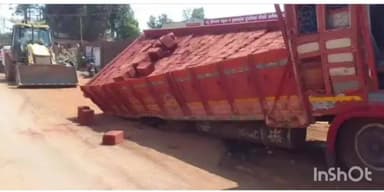 लांजा: लांजा शहरात गटार खचल्याने ट्रक कलंडला, सुदैवाने मोठी दुर्घटना तळली