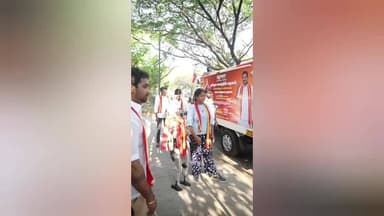 கோவை தெற்கு: ரேஸ்கோர்ஸ் பகுதியில் ரோபோ மற்றும் ட்ரோன் LED Screen மூலம் தமிழக வெற்றி கழக வேட்பாளர் வாக்கு சேகரித்து மக்களின் கவனத்தை ஈர்த்துள்ளார்.