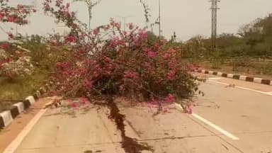 ಕೊಪ್ಪಳ: ಕಾರಿನ ಟೈಯರ್ ಸ್ಪೋಟ್ ಡಿವೈಡರ್ ಹತ್ತಿ ಪಲ್ಟಿ ಹೊಡೆದ ಕಾರು; ಗಿಣಿಗೇರಿ ಗ್ರಾಮದ ಬೈಪಾಸ್ ನಲ್ಲಿ ಘಟನೆ