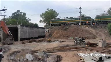 परसिया: निर्माण में खामी: रेलवे ब्रिज को खिसकाने की कोशिशें नाकाम, बिना तैयारी काम कर रही रेलवे