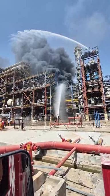 पचपदरा रिफाइनरी में लगी भीषण आग
रिफाइनरी की एक यूनिट में लगी है आग, करीब 30 दमकलें मौके के लिए हुई रवाना, कल प्रधानमंत्...