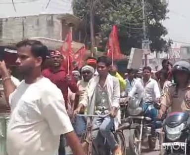 मेहदावल: मेहदावल में निषाद पार्टी के नेताओं पर हुए हमले और हालिया मारपीट की घटनाओं के खिलाफ निकाली गई विरोध जुलूस