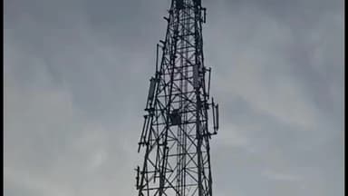 बबेरू: बबेरू में प्रेमिका की शादी दूसरी जगह करने पर प्रेमी ने मोबाइल टावर पर चढ़कर किया ड्रामा, पुलिस ने समझाकर उतारा