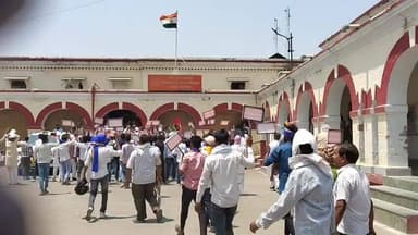 #गाजीपुर #कटरिया गांव की युवती निशा विश्वकर्मा की हत्या के विरोध में सोमवार को समाजवादी पार्टी के तत्वावधान में सरजू पा...