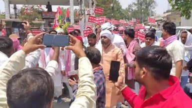 #गाजीपुर #कटरिया गांव की युवती निशा विश्वकर्मा की हत्या के विरोध में सोमवार को समाजवादी पार्टी के तत्वावधान में सरजू पा...