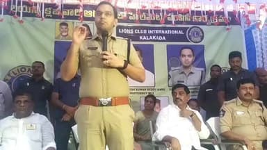 కలకడలో లయన్స్ క్లబ్ నిర్వహించిన హెల్మెట్లు పంపిణీలో ఎమ్మెల్యే నల్లారి కిషోర్ తో కలిసి పాల్గొన్న ఎస్పీ ధీరజ్ కునుబిల్లి