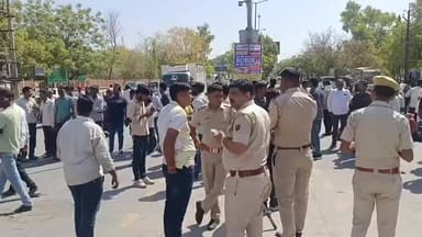 निम्बाहेड़ा: निम्बाहेड़ा में दर्दनाक हादसे के बाद परिजनों का गुस्सा फूटा, मुआवजे की मांग को लेकर सड़क जाम