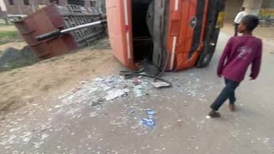 कोईलवर: कुलहड़िया ओवरब्रिज से ट्रक गिरा, सोशल मीडिया पर तेजी से फैला वीडियो, किसी के हताहत होने की पुष्टि नहीं