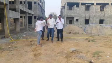 వేములవాడ: ఇందిరమ్మ డబుల్ బెడ్ రూమ్ నిర్మాణాలను క్షేత్రస్థాయిలో పరిశీలించిన మున్సిపల్ చైర్మన్ పుల్కం రాజు