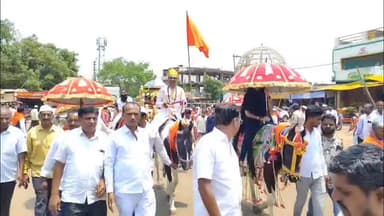 ಬಸವಕಲ್ಯಾಣ: ನಗರದಲ್ಲಿ ಮಹಾತ್ಮ ಬಸವೇಶ್ವರ ಜಾತ್ರಾಮಹೋತ್ಸವ ನಿಮಿತ್ತ ವೈಭವದ ಬೆಳ್ಳಿ ತೊಟ್ಟಿಲು ಮೆರವಣಿಗೆ