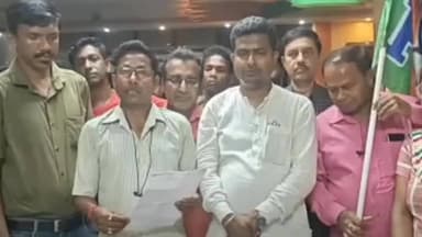 সিউড়ি ১: বিজেপি জেলা কার্যালয়ে উপস্থিত হয়ে কচুজোড় এলাকার 27 টি পরিবার তৃণমূল ছেড়ে বিজেপিতে যোগদান করল