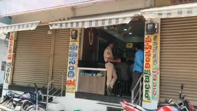 నంద్యాల మహానంది జువెలర్స్ లో అధికారుల సోదాలు, 1కేజీ బంగారు సీజ్, షాపులకు తాళాలు వేసి వెళ్లిపోయిన మిగతా షాపు యజమానులు