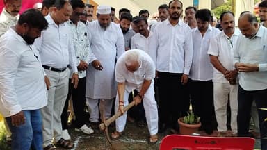 ದಾಂಡೇಲಿ: ಬಾಂಬೆಚಾಳದಲ್ಲಿ ಅಂಜುಮನ್ ಅಹಲ್ಲೆ ಸುನ್ನತ್ ಸಂಸ್ಥೆಯ ಮಸೀದಿಗಳ ನವೀಕರಣ ಕಾಮಗಾರಿಗಳಿಗೆ ಚಾಲನೆ ನೀಡಿದ ಶಾಸಕ ಆರ್.ವಿ.ದೇಶಪಾಂಡೆ