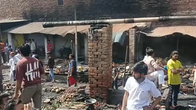 शिकोहाबाद: कटरा बाजार सब्जी मंडी में भीषण अग्निकांड के बाद सोमवार को मलबे से निकला बर्बादी का मंजर, धधकती आग ने छीनी रोजी-रोटी