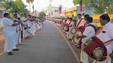 திருப்பத்தூர்: நத்தம் பகுதியில் நூற்றுக்கும் மேற்பட்ட நாதஸ்வர கலைஞர்கள் தவில் வாசித்து உற்சாக வரவேற்பு-சுவாமி தரிசனம் செய்து சிட்டிங் எம்எல்ஏ வாக்கு சேகரிப்பு!