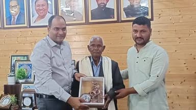 त्याग, समर्पण और शिक्षा के दीप स्तंभ—93 वर्षीय वयोवृद्ध शिक्षक चिरंजी लाल वर्मा का जिलाधिकारी ने किया सम्मान
चम्पावत। ज...