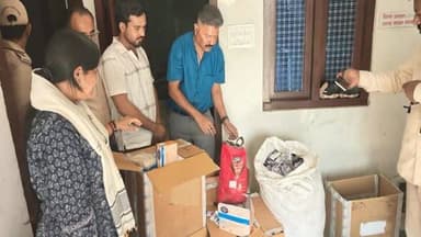 उत्तराखंड में यहां मरीज बनकर पहुंचीं एसडीएम, छापे में 'डॉक्टर' से मिलावटी दवाएं, तमंचा और बारसिंघा के सींग बरामद
आयुर्व...