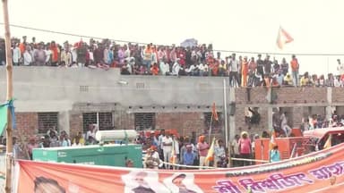 यूपी के मुख्यमंत्री कह रहे हैं कि UP में सड़कों पर नमाज़ नहीं पढ़ी जाती, मस्जिदों से अजान की आवाज नहीं आती।
#UttarPrades...