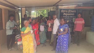 வாணியம்பாடி: தெக்குப்பட்டு கே.கே.நகர் பகுதியில் அதிகாரிகளை கண்டித்து தேர்தலை புறக்கணித்து தங்களது அரசு ஆவணங்களை ஒப்படைப்பதாக போராட்டத்தில் ஈடுபட்ட பொதுமக்கள்