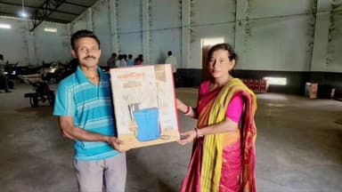 বিলোনিয়া: বিলোনিয়া কৃষি দপ্তরের অফিসের সামনে এক অনুষ্ঠানের মাধ্যমে কৃষকদের হাতে কৃষি সামগ্রী তুলে দেওয়া হয়