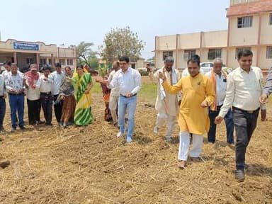 कृषि विज्ञान केन्द्र अरौद में अक्ती तिहार सह जागरूकता कार्यक्रम का हुआ आयोजन
जनप्रतिनिधियों, कृषि विज्ञान केंद्र अधिकार...