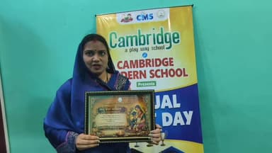 #जहानागंज के कैंब्रिज प्ले मॉडल स्कूल में बच्चों के रिपोर्ट कार्ड वितरण के दौरान मातृ बंधन कार्यक्रम में माता-पिता को कि...