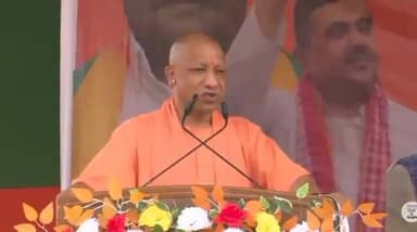 स्वामी विवेकानंद जी ने कहा था तुम मुझे खून दो मैं तुझे आजादी दूंगा” #योगी_आदित्यनाथ
नहीं योगी जी यह बात #नेताजी_सुभाष...